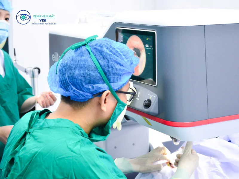 Bác sĩ Trần Bá Kiền phẫu thuật Lasik