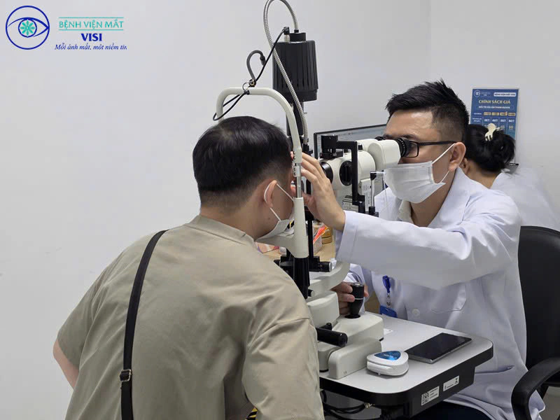 Bác sĩ bệnh viện mắt visi đang khám cho bệnh nhân