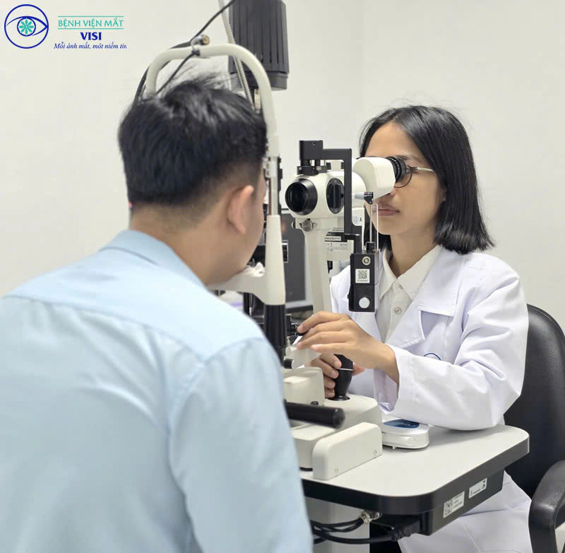 sau mổ cườm khô được bác sĩ VISI khám lại